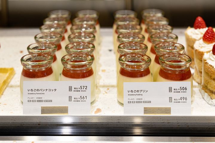 （写真左）「いちごのパンナコッタ」572円、（写真右）「いちごのプリン」506円