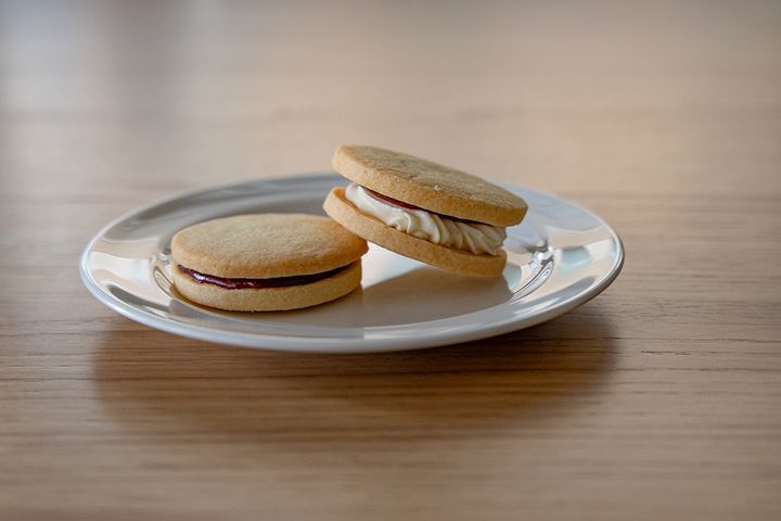 （写真左）「いちごのジャムサンドクッキー」453円、（写真右）「いちごとミルクのジャムサンドクッキー」496円