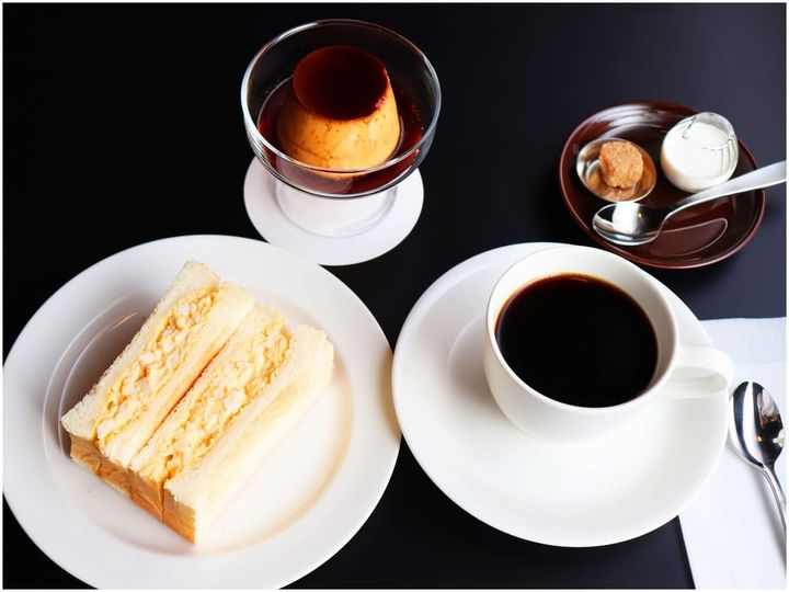 写真左上から時計回りに「プリン」300円、「フレンチロースト」500円、「玉子トーストサンド」500円