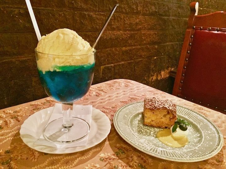 写真左から「クリームソーダ ラピスラズリ」800円、「りんごのケーキ」650円
