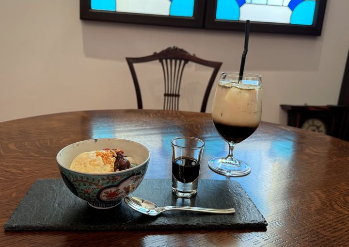 左から「あんみつ」1000円、「山椒カフェ・ラテ」1300円