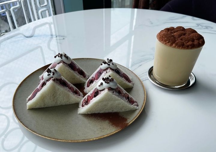 左から「アメリカンチェリーのフルーツサンド」（季節限定品）、「アイスカプチーノ」700円