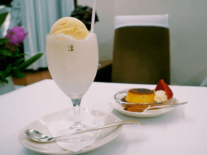 写真左より「クリームソーダ」1188円、「プリン」453円