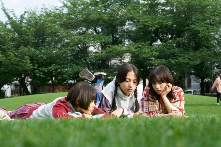 映画片思い世界場面写真芝生に寝転ぶ主人公3人