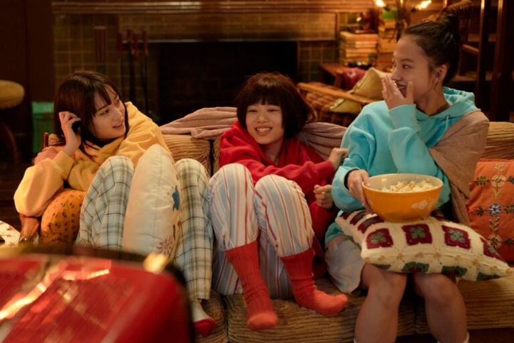 映画片思い世界より自宅でポップコーンを食べながら映画を観る主人公たち