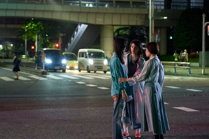 映画片思い世界場面写真より車道にたたずむ主演３人