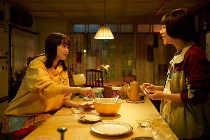 映画片思い世界より餃子をつくる主人公たち