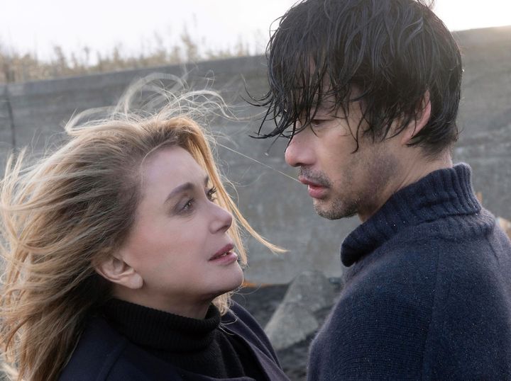 名女優ドヌーヴがなぜか高崎市でラストコンサート!? 竹野内豊との共演で魂の彷徨も