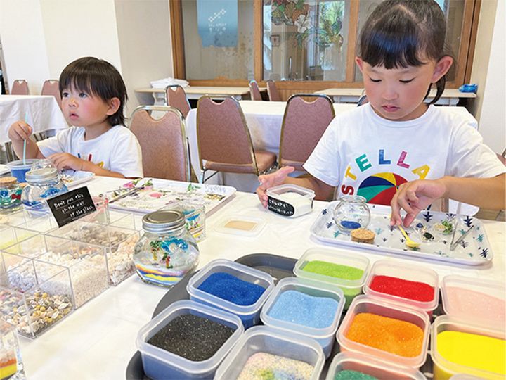 ANAインターコンチネンタル石垣でジェルキャンドル作りをする子どもたち