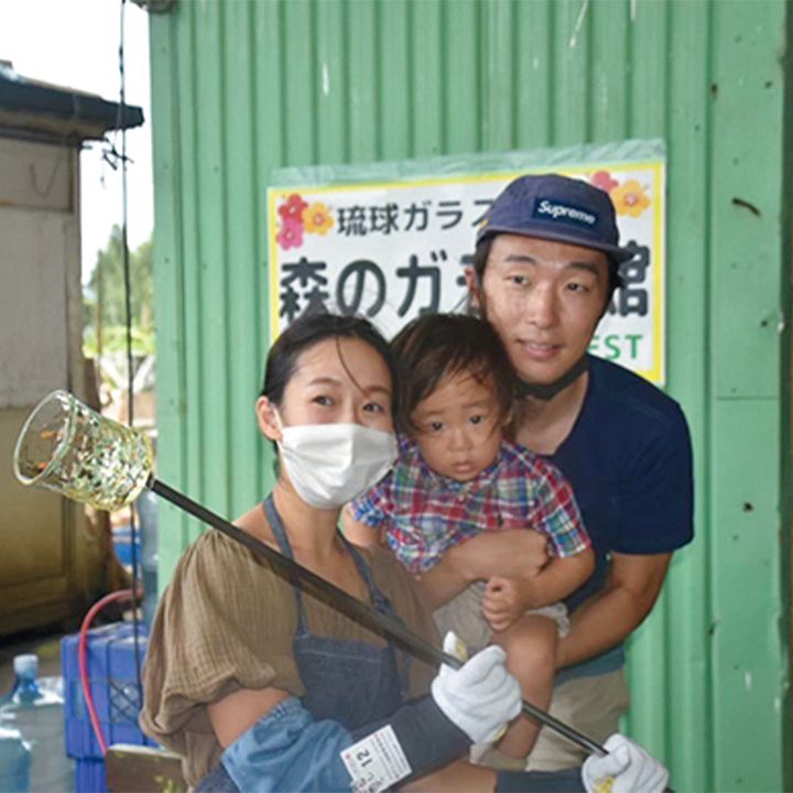 沖縄でガラス作り体験をする家族