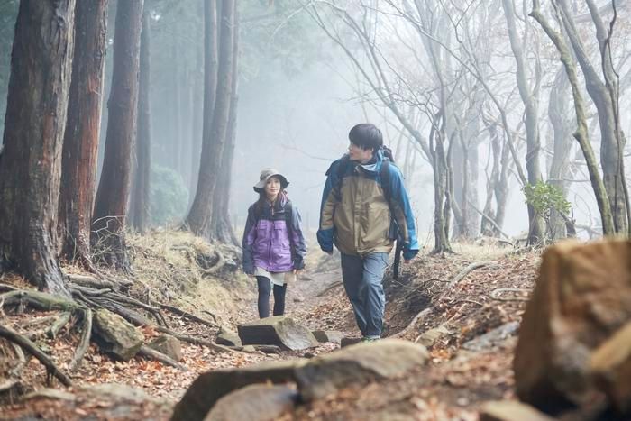 登山を楽しむ男女