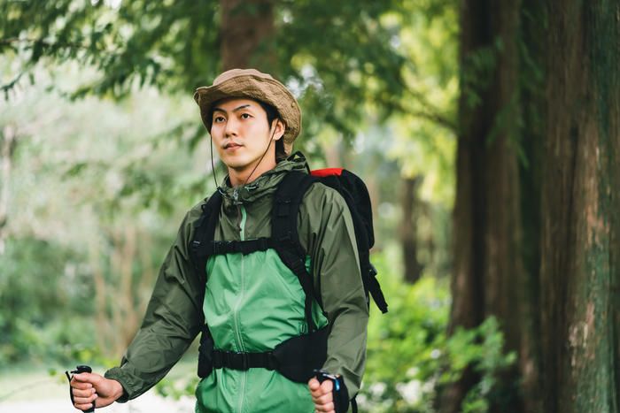 登山をする男性