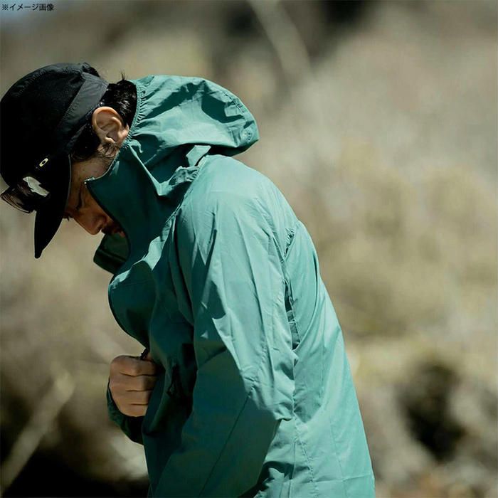 ウインドブレーカーを着て登山をする人