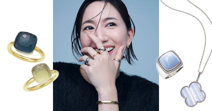 ココクラッシュのリングとブレスレットとピアスを身につけて微笑む東原亜希さんとポメラートのヌードリングとフレッドのリングとヴァンクリーフ＆アーペルのネックレス