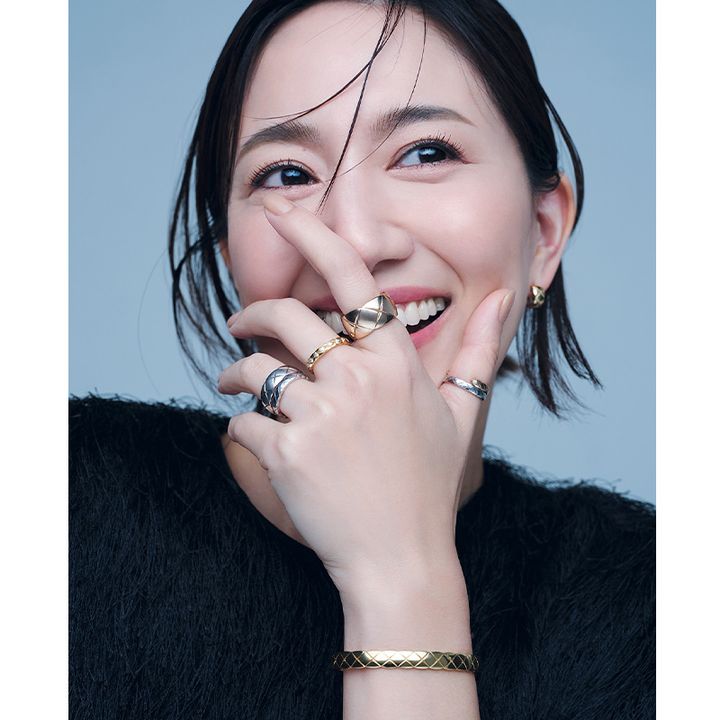 ココクラッシュのリングとブレスレットとピアスを身につけて微笑む東原亜希さん