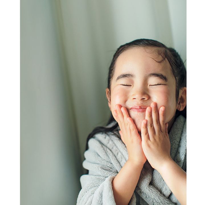 子どもがスキンケアをしている様子