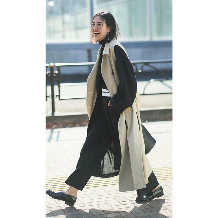 ベージュに合う黒アウター×黒パンツにベージュジレを羽織った岡本あずささん