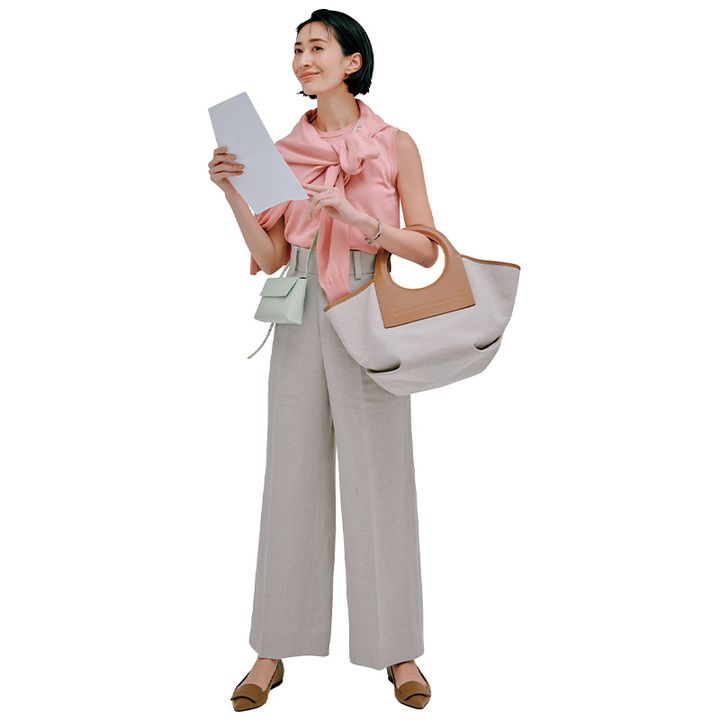 ベージュに合うピンクトップス×ピンクカーデ×ベージュパンツの神山まりあさん