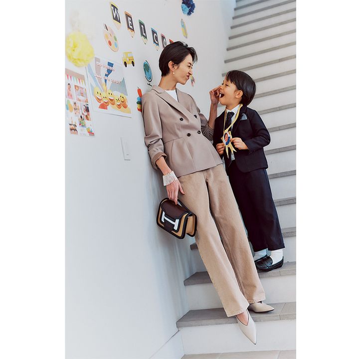 コラムのベージュジャケット×ベージュデニムの神山まりあさん