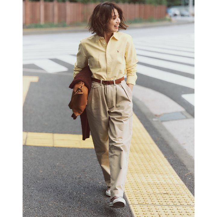 ベージュに合うイエローシャツ×ベージュパンツの東原亜希さん