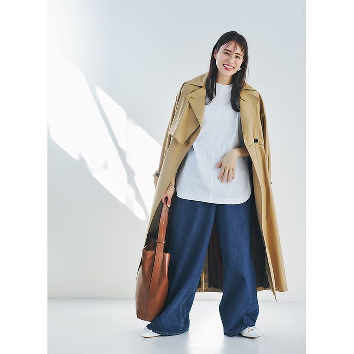 ベージュのトレンチコート×濃紺デニムの笹川友里さんさん
