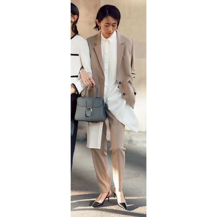 ベージュに合う色のおすすめコーデのベージュジャケット＆パンツ×ロングシャツの神山まりあさん