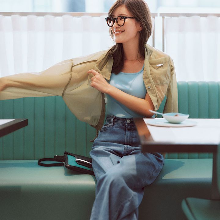 ベージュ似合うブルータンクトップ×デニム×ベージュのシアーシャツを羽織った咲和希さん