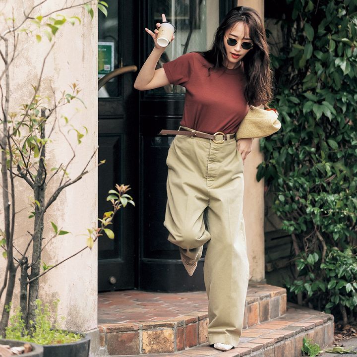 ベージュに合うブラウンT×チノパンの近藤千尋さん