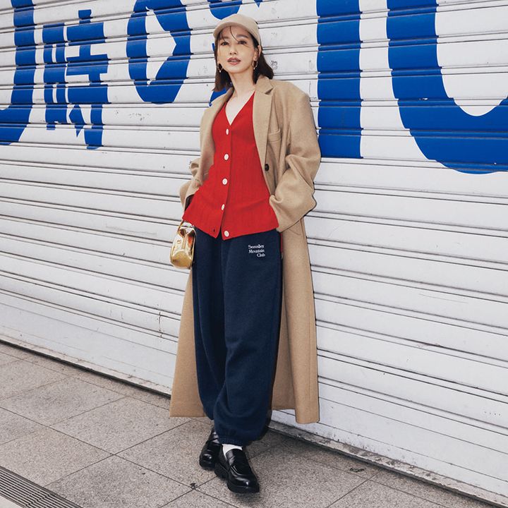 ベージュに合う赤カーデ×ベージュコート×スウェットパンツの辻元舞さん