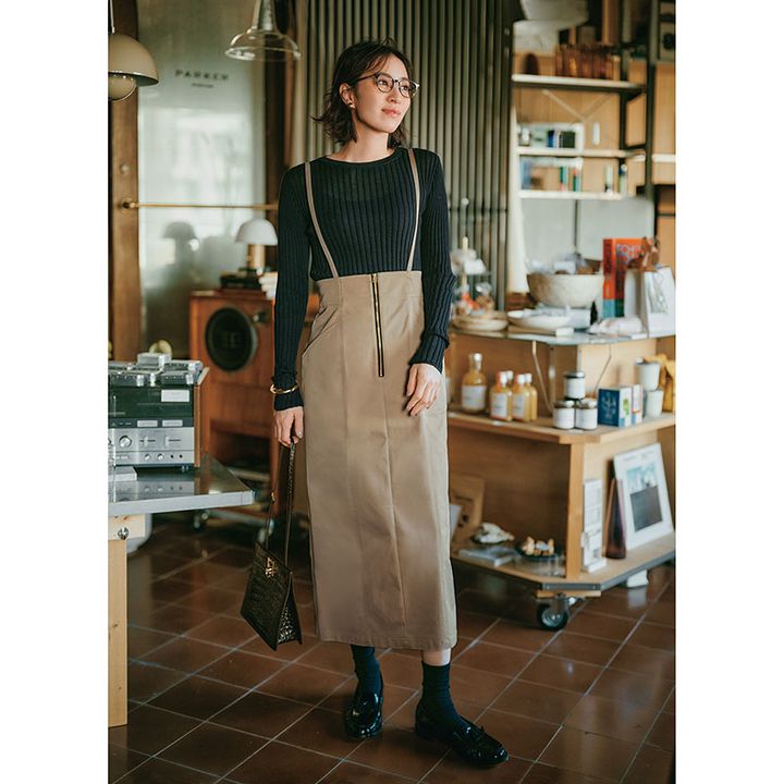 ベージュのサスペンダー付きスカート×ニットの岡本あずささん