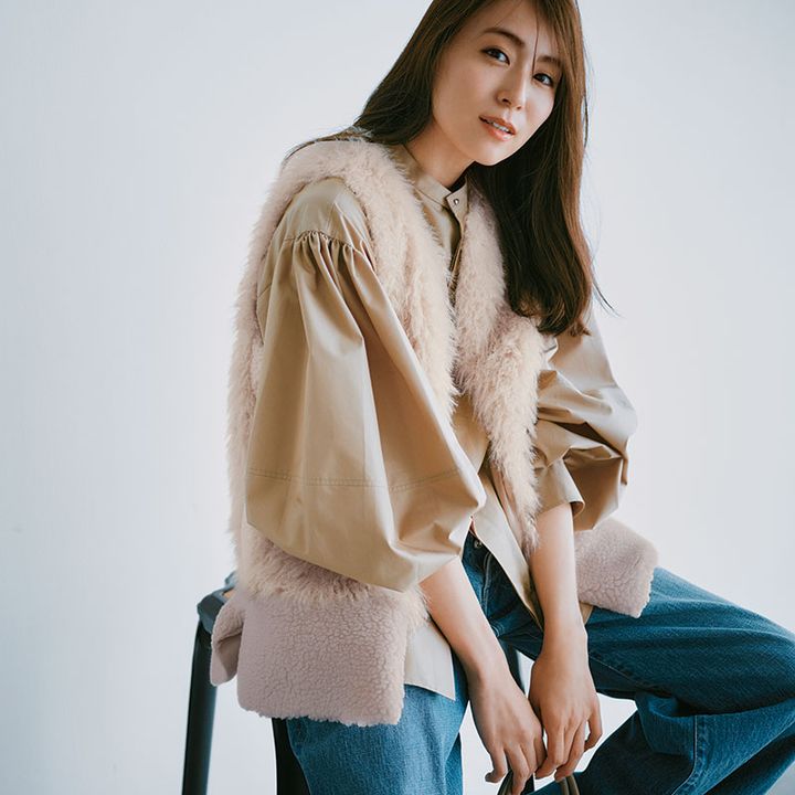 ベージュに合う色おすすめコーデのベージュファージレ×ブラウス×デニムの笹川友里さん