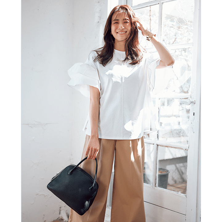 ベージュに合う白のレイヤードスリーブプルオーバー×ベージュパンツの笹川友里さん