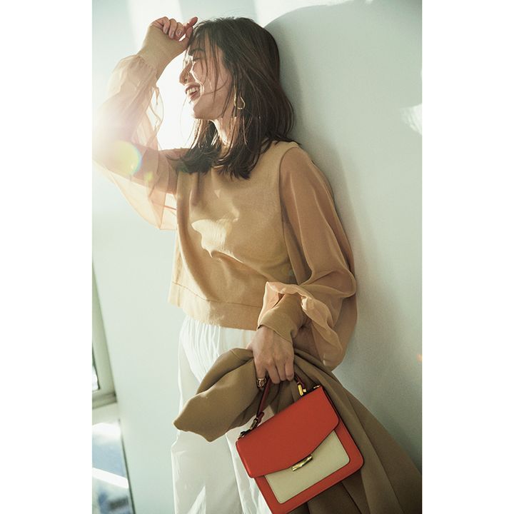 ベージュに合う白パンツ×ベージュのシースルートップスの優木まおみさん