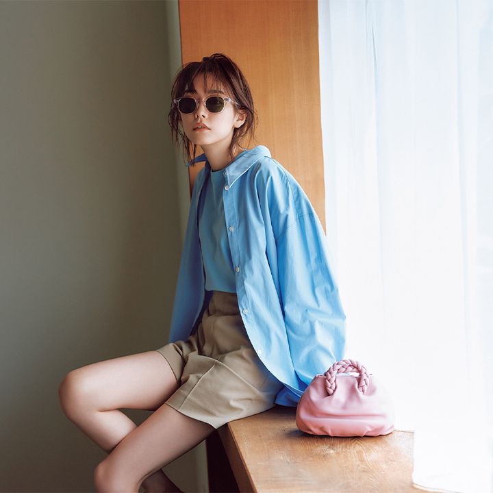 ベージュに合うブルートップス×ブルーシャツ×ベージュショーパンの桐谷美玲さん