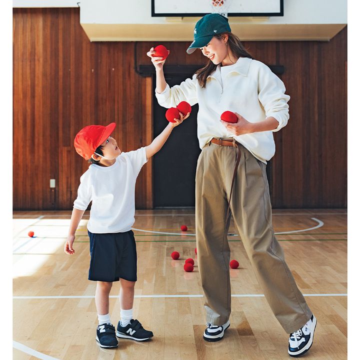 ベージュに合うおすすめの白ハーフジップスウェット×チノパンの咲和希さん