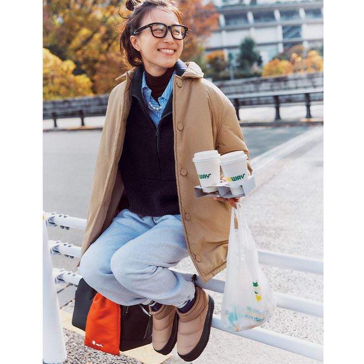 ベージュに合うネイビーのハーフジップニット×ベージュコート×スウェットパンツの笹川友里さん