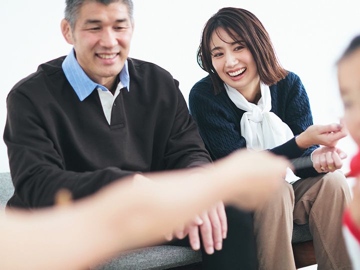 ソファに座って微笑む東原亜希さんと井上康生さん