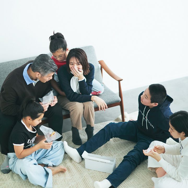 夫の井上康生さんと4人の子どもたちと座って談笑する東原亜希さん