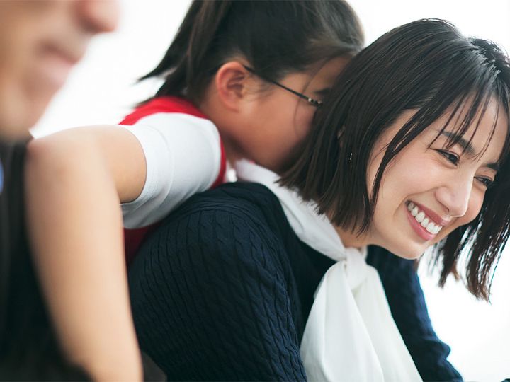 娘さんを背中に乗せて微笑む東原亜希さん