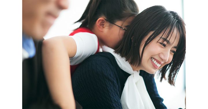 娘さんを背中に乗せて微笑む東原亜希さん