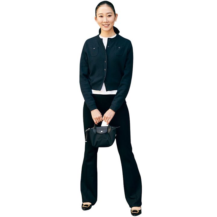 白カットソーと黒パンツにキャバンのポケット付きカーディガンを羽織った読者ママのコーデ