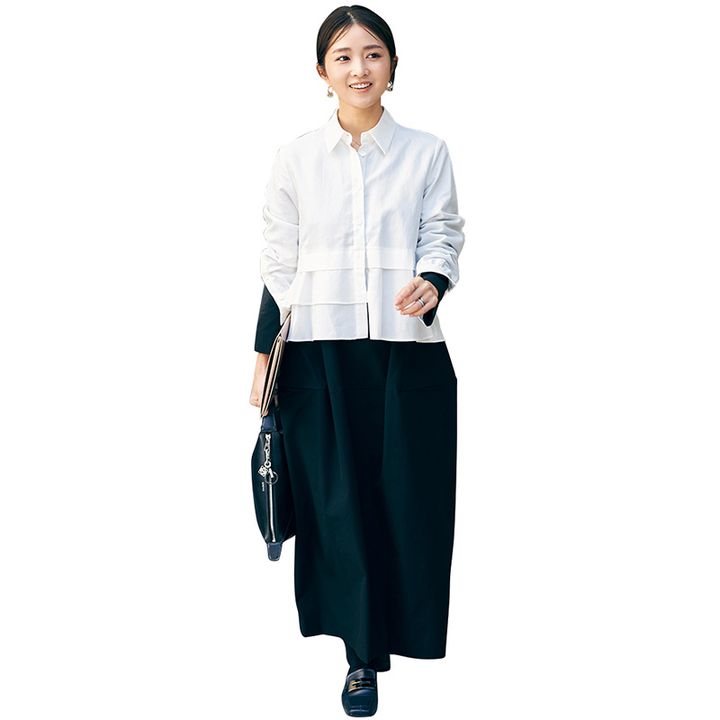 キャバンのティアードデザインの白シャツに黒スカートを合わせた読者ママのコーデ