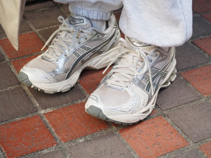 「アシックス」のスニーカー
