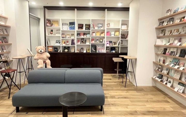 1階のラウンジ。20時以降はビジター利用も可能なブックバーに変身！お酒を片手に読書ができる