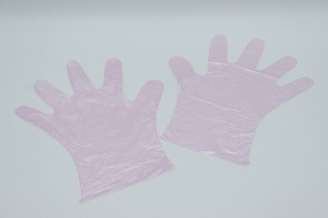 ダイソーのカラーポリエチレン手袋のピンク