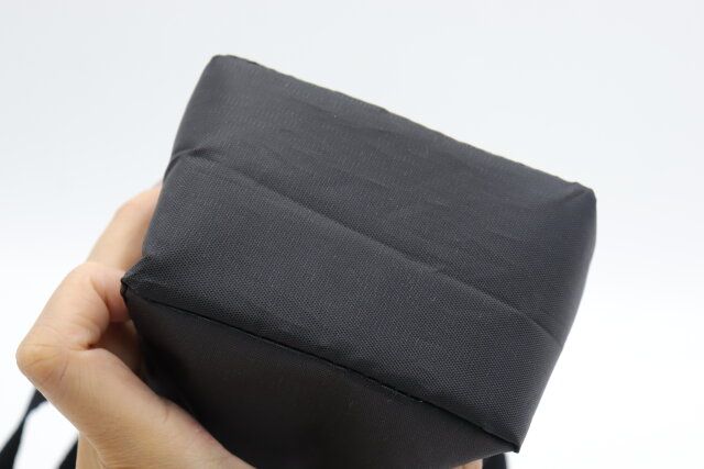 ダイソー モバイルショルダーメッシュバッグ（ボトルホルダー機能付） マチ