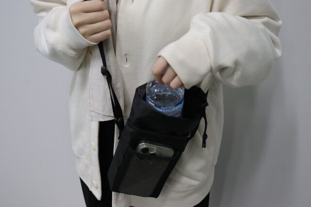 ダイソー モバイルショルダーメッシュバッグ（ボトルホルダー機能付） ペットボトル