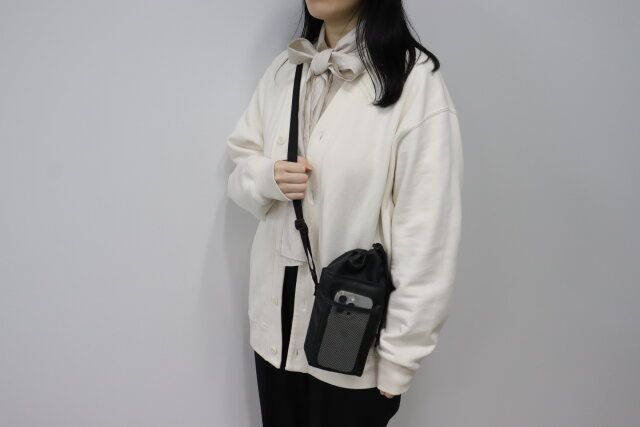 ダイソー モバイルショルダーメッシュバッグ（ボトルホルダー機能付） 使用例