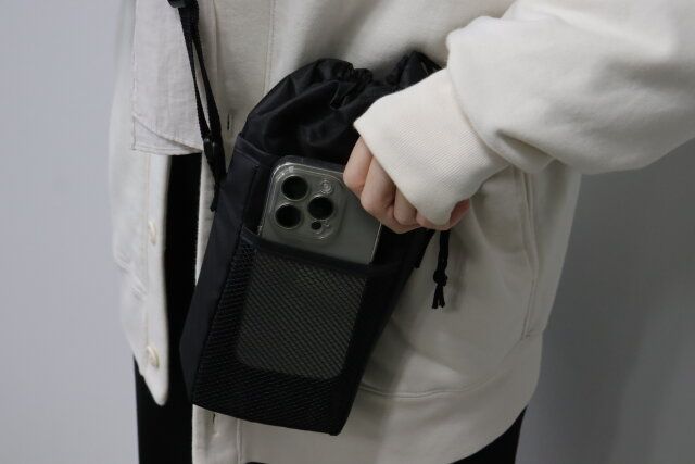 ダイソー モバイルショルダーメッシュバッグ（ボトルホルダー機能付） スマホ メッシュポケット