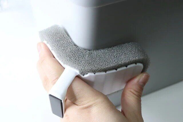 ダイソーの技あり曲面も細部も洗える磁石で引っ付くお風呂スポンジ（速乾スポンジタイプ）